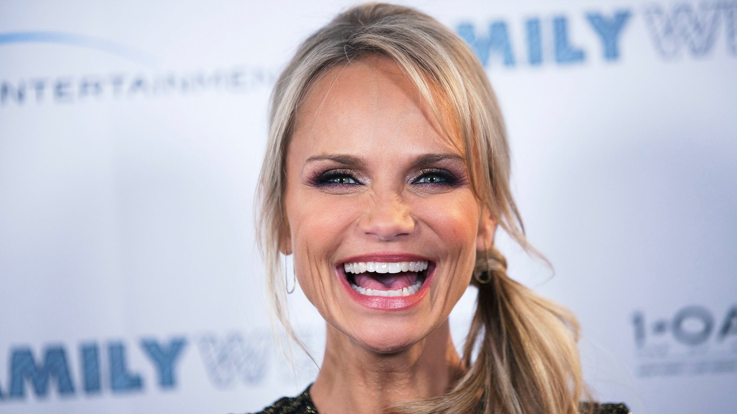 articles/2013/03/27/kristin-chenoweth-on-her-darker-role-in-family-weekend/130325-kristin-chenoweth-oscars-fallon-tease_oqwssc