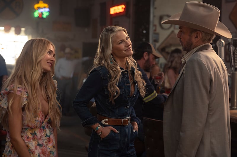 Michelle Randolph as Ainsley Norris, Ali Larter as Angela Norris, and Billy Bob Thornton as Tommy Norris